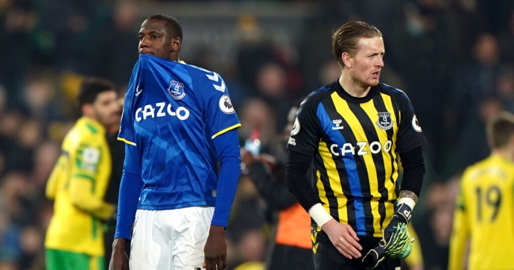 Everton players Abdoulaye Doucoure and Jordan Pickford look dejected