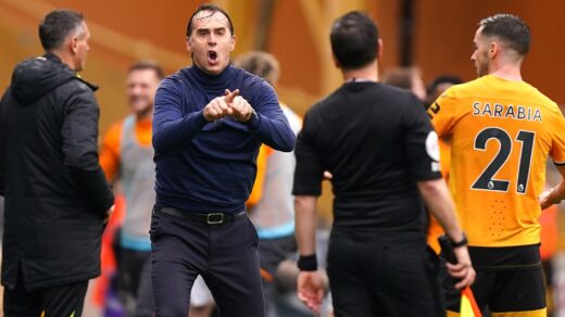 Julen Lopetegui reacts to assistant referee Gary Beswick